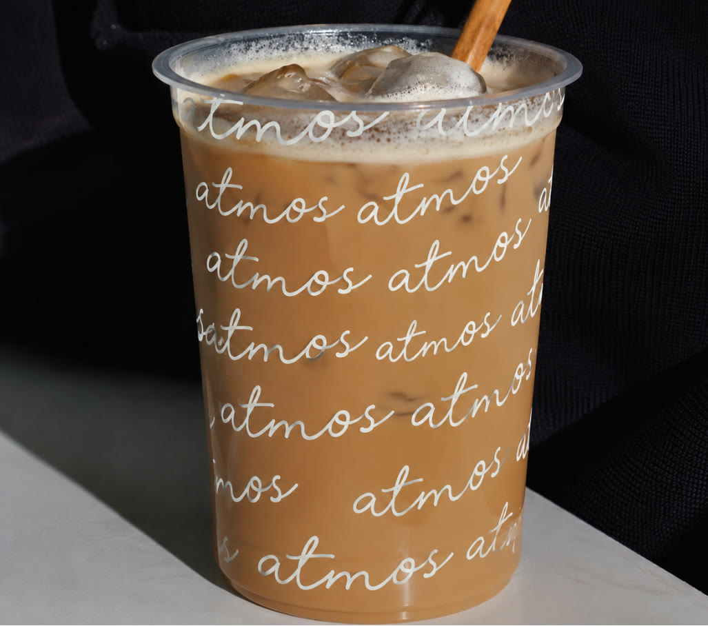 Paharul de ice coffee cu scriptul atmos