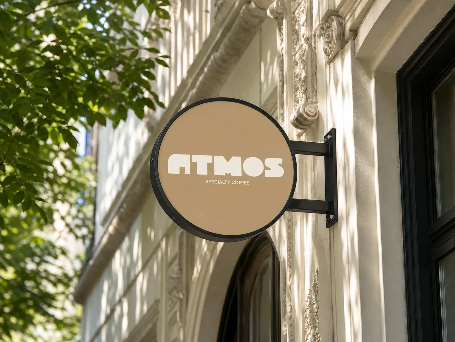 Firma rotundă Atmos pe fațada cafenelei