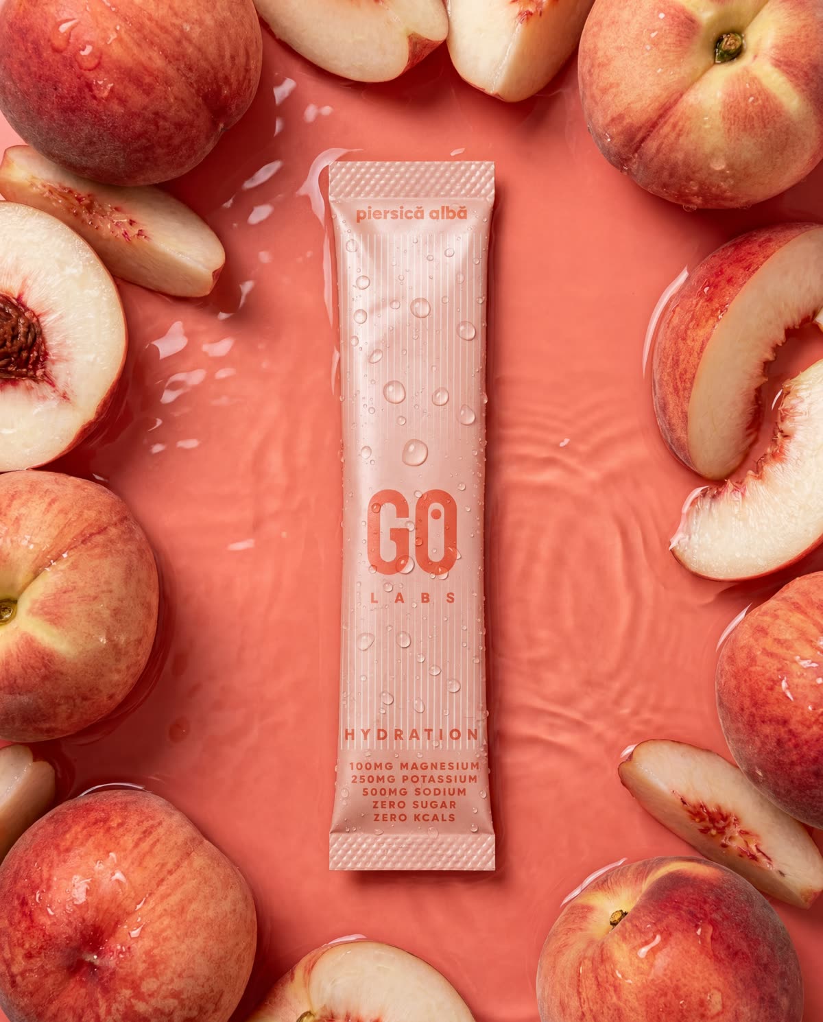 The white peach sachet, among peaches