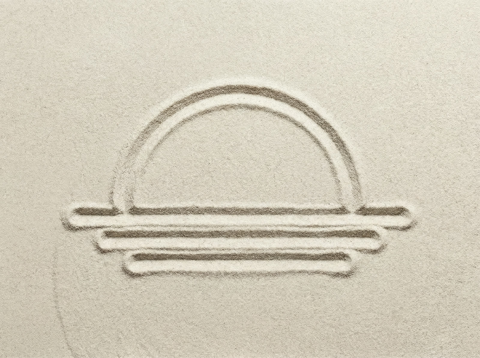 Logo-ul Seayou desenat în nisip
