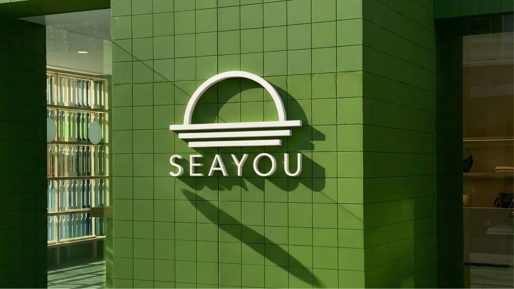Logo-ul Seayou pe un perete de faianță verde