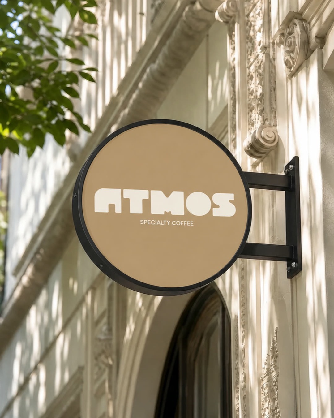 Firma rotundă Atmos pe fațada cafenelei